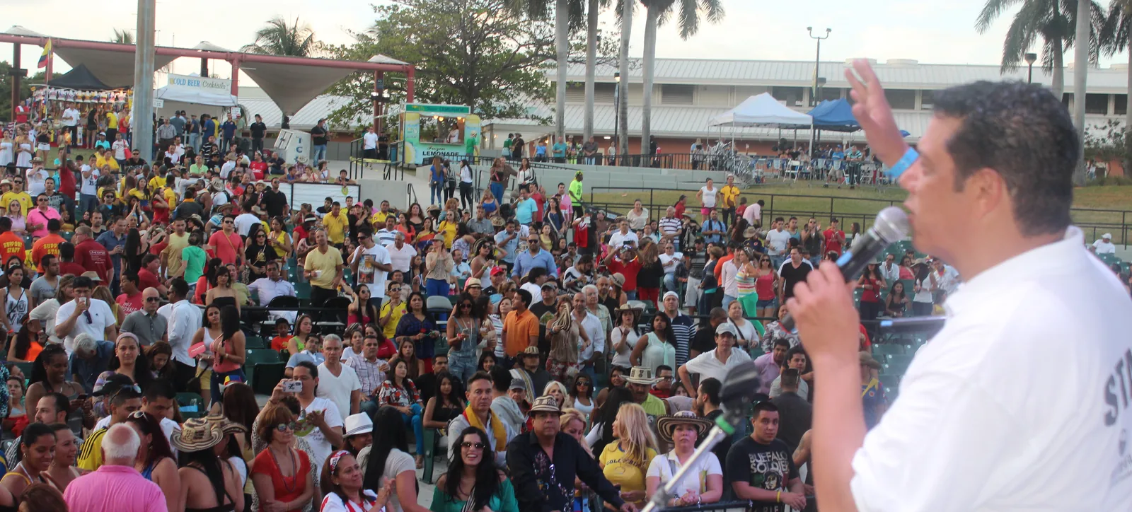 Vallenato musician Alfonso Quintero performing at Vallenato festival Bayfront Colombia with large crowd — Traditional Vallenato music UNESCO Urgent Safeguarding List 2015