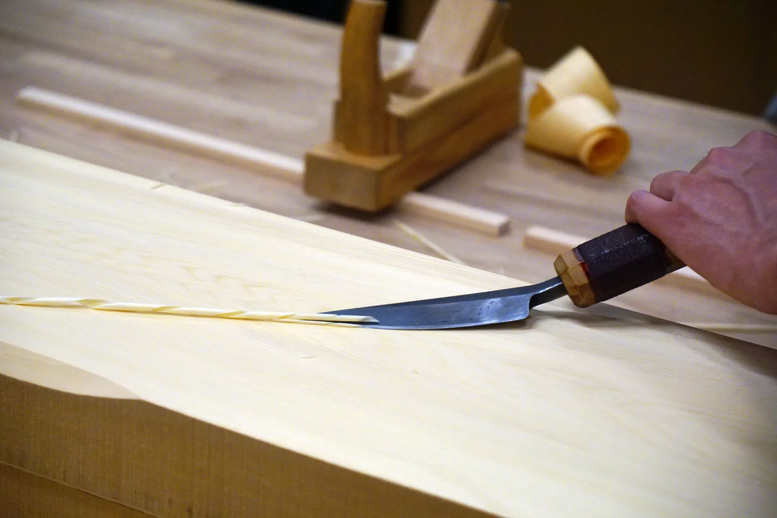 Demonstration of yariganna (spear-headed plane) at the Takenaka Carpentry Tools Museum in Kobe, Japan (2016) — the ancient Japanese plane tool revived by master miyadaiku Nishioka Tsunekazu for Hōryū-ji restoration, representing the kanna-based craft tradition of Japan's UNESCO ICH inscription for wooden architecture conservation (File 02293)